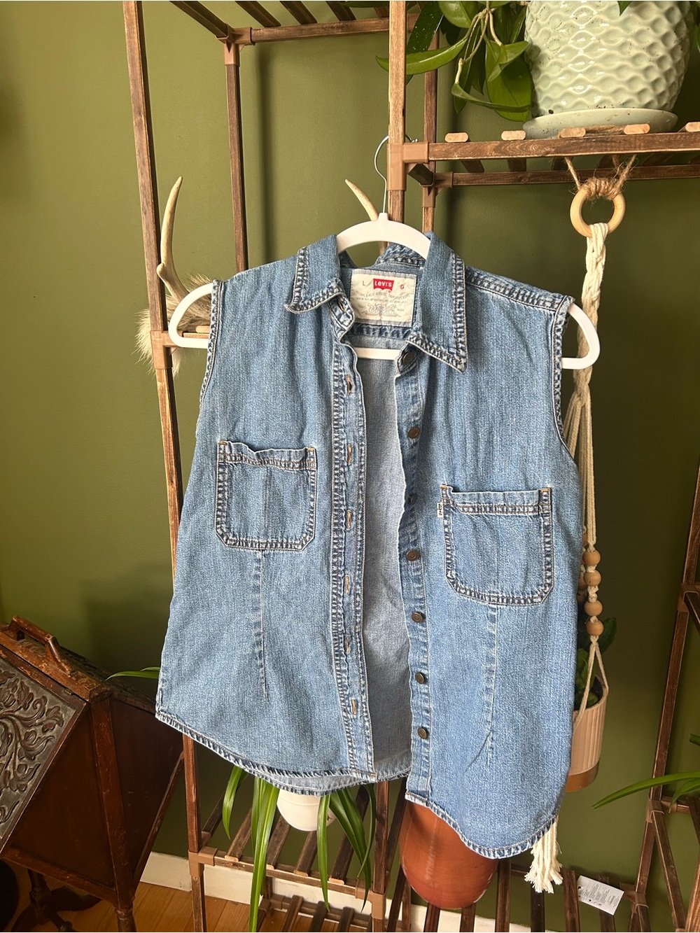 True Levi’s vintage 90’s sleeveless button down
